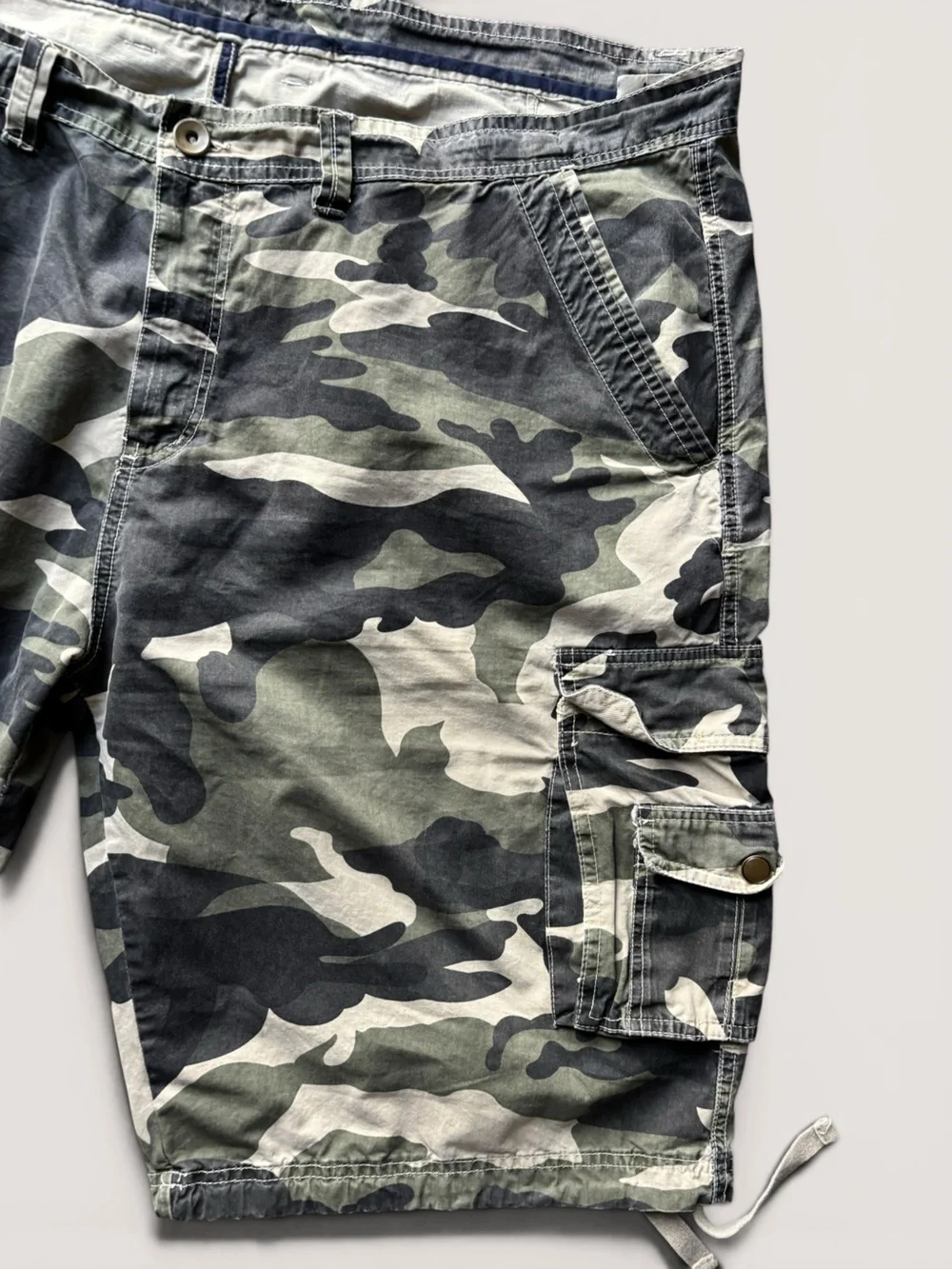 Men’s Army Green Camouflage Cargo Hiking Shorts Size 44